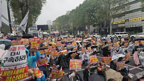 '압도적 승리로 내란세력 청산하자', '내란 수괴 윤석열을 다시 구속하라'는 구호가 터져나왔다. [사진 - 통일뉴스 하태한 통신원]