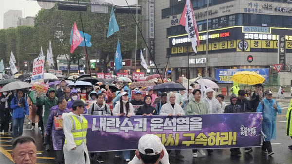오늘 행진은 교대역, 강남역, 신논현역으로 진행했다. [사진 - 통일뉴스 하태한 통신원]