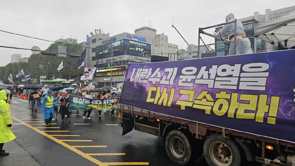 쏟아지는 비를 맞으면서 선도차를 따라 행진하고 있다. [사진 - 통일뉴스 하태한 통신원]