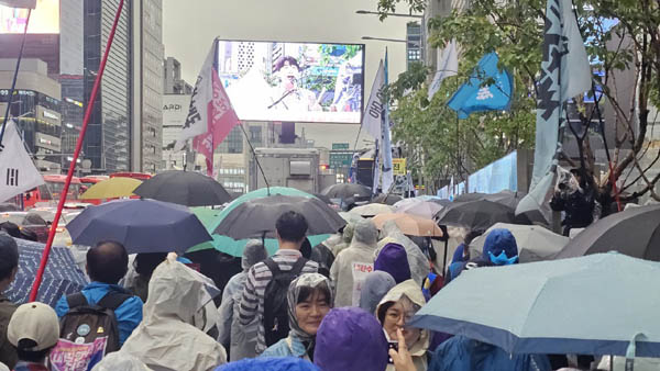 행진을 마치고 신논현역에서 정리집회를 가졌다. [사진 - 통일뉴스 하태한 통신원]