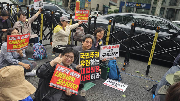 만들어온 피켓과 고대 동지들. [사진 - 통일뉴스 하태한 통신원]