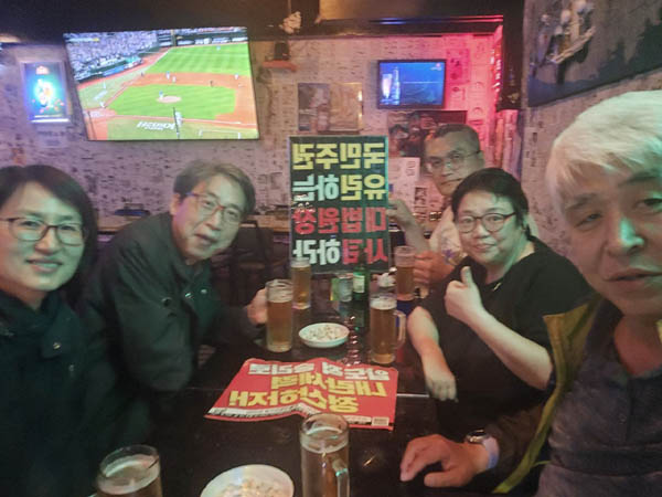 이제 촛불집회의 마무리가 멀지 않다. 함께 한 동지들이 있어 든든했다. [사진 - 통일뉴스 하태한 통신원]