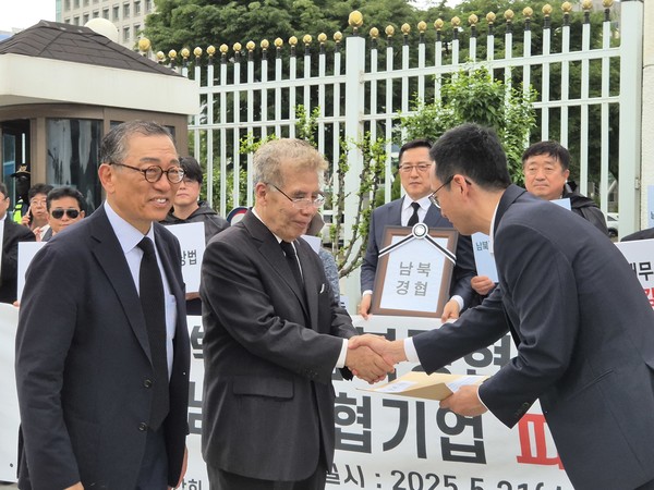 김기창 회장과 최요식 회장이 통일부장관에게 보내는 기자회견문을 전달하고 있다. [사진-통일뉴스 이승현 기자]