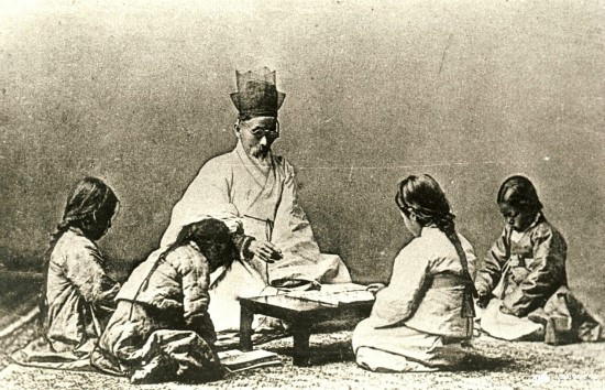 서당 교육에 노비, 양민처럼 귀천의 차이는 없었다. 7세부터 25세까지 누구라도 서당에서 교육받을 수 있었고 비용은 무료이거나 자발적 기부였다. 서당은 지식인과 백성들이 협력하여 만든 사회적 의무교육에 가까웠다. [사진 제공 - 심규섭]