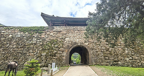 황해북도 봉산군 정방산에 위치한 정방산성. [사진-주북 중국대사관]