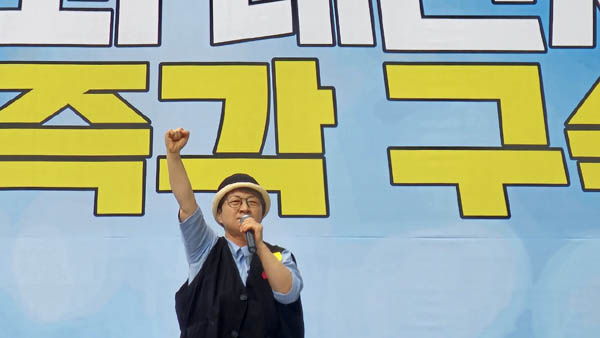 민중가수 류금신 선생이 압도적인 성량으로 공연했다. [사진 - 통일뉴스 하태한 통신원]