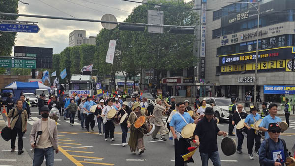 행진을 선도하는 풍물패. [사진 - 통일뉴스 하태한 통신원]