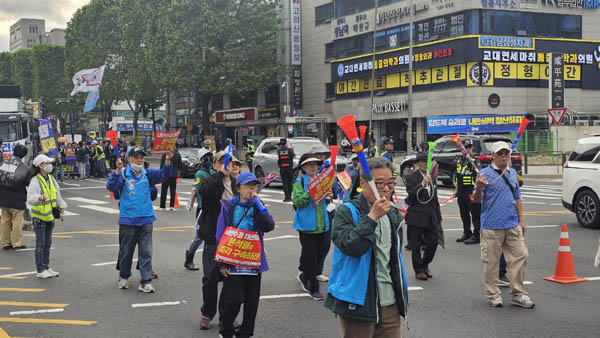 행진을 선도하는 나팔부대. [사진 - 통일뉴스 하태한 통신원]