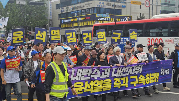 선도차를 따르는 현수막. [사진 - 통일뉴스 하태한 통신원]