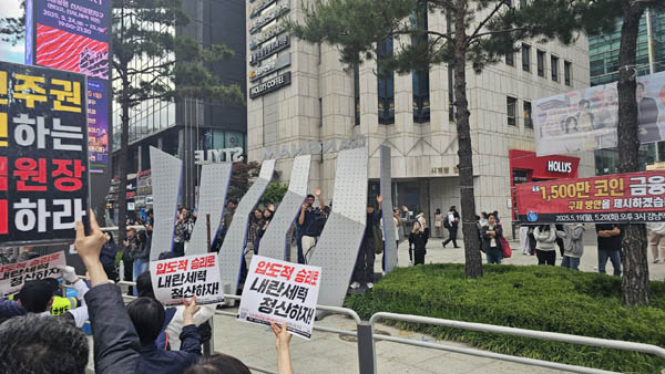 행진 대오를 만난 시민들이 호응하며 사진을 찍고 있다. [사진 - 통일뉴스 하태한 통신원]