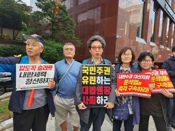 오늘의 동지들 기념촬영. [사진 - 통일뉴스 하태한 통신원]