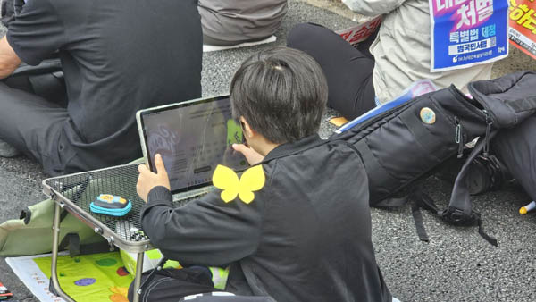 집회장에서 열공 중... [사진 - 통일뉴스 하태한 통신원]