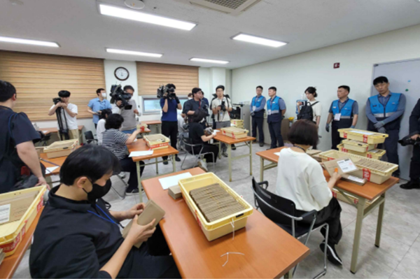 지난달 31일 서울 성동구선관위에서 공정선거참관단이 우편투표 접수과정을 지켜보고 있다. [사진-선관위]