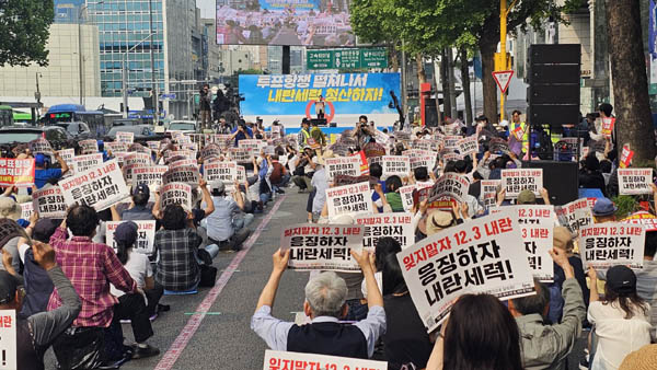 촛불행동은 5월 31일 오후 4시 서울 교대역  9본 출구 인근에서 142차 촛불대행진을 개최했다. [사진 - 통일뉴스 하태한 통신원]