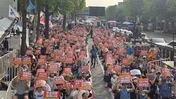 무대 위에서 잡은 구호 장면. [사진 - 통일뉴스 하태한 통신원]
