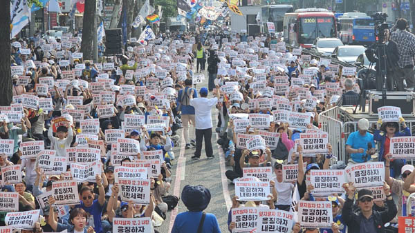 무대 위에서 잡은 구호 장면. [사진 - 통일뉴스 하태한 통신원]