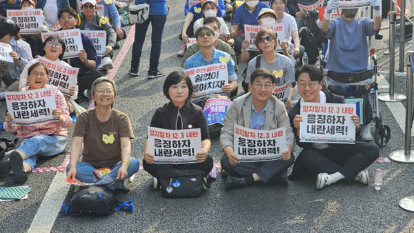 제일 앞줄에는 구본기 촛불행동 공동대표와 이태원 유가족 등이 자리했다. [사진 - 통일뉴스 하태한 통신원]