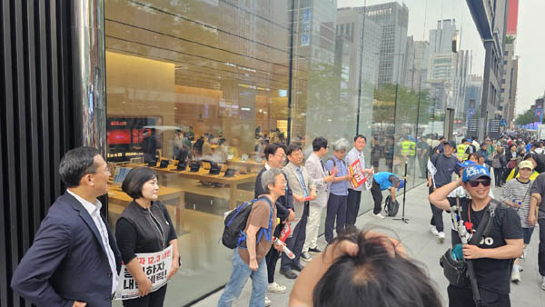 촛불행동 공동대표들이 집회후 인사하고 있다. [사진 - 통일뉴스 하태한 통신원]