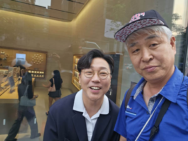 구본기 촛불행동 공동대표와 인증샷! [사진 - 통일뉴스 하태한 통신원]