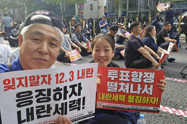 오늘의 구호를 한혜정 동지와. [사진 - 통일뉴스 하태한 통신원]