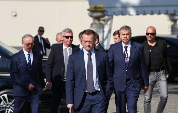 지난 2일 튀르키예 이스탄불에서 진행된 휴전협상을 마치고 나오는 블라디미르 메딘스키 러시아 대통령 보좌관. [사진-TASS]