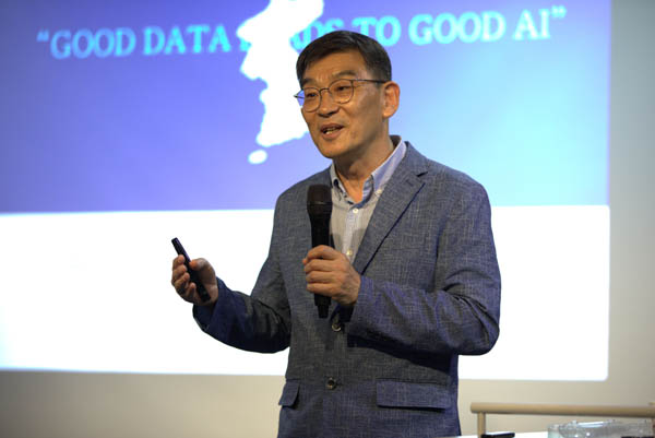 김광운 경남대 극동문제연구소 초빙석좌교수는 5월 13일 오후 6시 서울 청계천로 전태일기념관 2층 공연장에서 열린 통일뉴스 월례강좌에서 ‘북조선 역사 이해와 북조선실록 발간’을 주제로 강연했다. [사진 - 통일뉴스 김래곤 통신원]