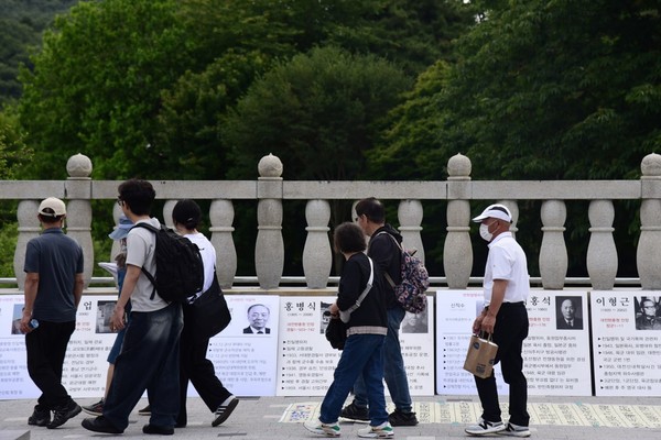 립대전현충원을 방문한 시민들이 반민족·반민족행위자들에 대한 전시물을 보고 있다. [사진-통일뉴스 임재근 객원기자]