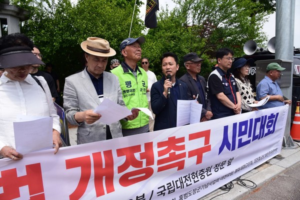정성일 『대전현충원에 묻힌 이야기』 저자가 연대 발언을 하고 있다. [사진-통일뉴스 임재근 객원기자]