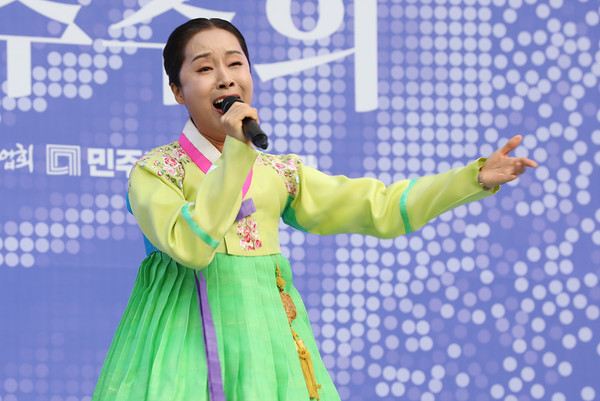 국악으로 편곡된 창작곡 ‘사노라면’, ‘희망가’, ‘꽃이 피었네’, ‘꽃타령’ 등을 박애리 동국대학교 예술대학 한국음악과 교수가 차례로 노래하고 있다. [사진-통일뉴스 김래곤 통신원]