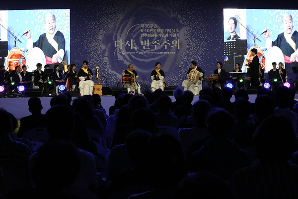 사물놀이 창시자 김덕수 명인이 이끄는 ‘김덕수패 사물놀이’가 무대에 올라, 사물놀이 협주곡 ‘신모듬’ 중 제3악장 ‘놀이’를 연주하고 있다. [사진-통일뉴스 김래곤 통신원]