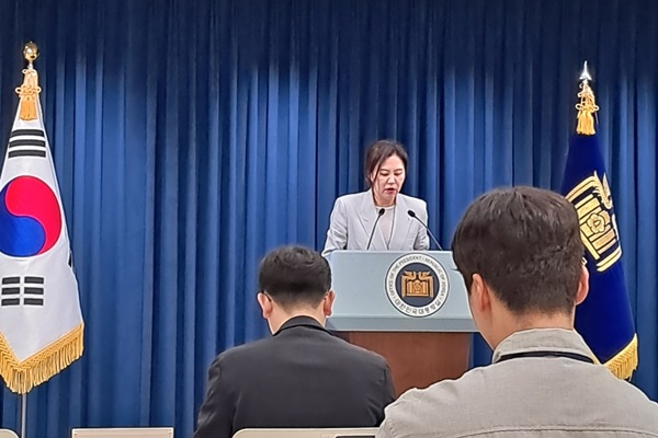 9일 아침 브리핑하는 강유정 대변인. [사진-통일뉴스 이광길 기자]
