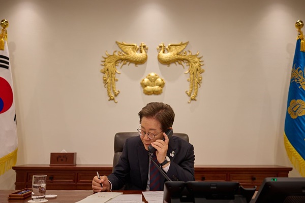 10일 낮 시진핑 중국 국가주석과 통화하는 이재명 대통령. [사진-이재명 X 계정]