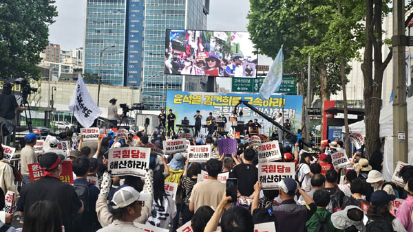 촛불행동의 143차 촛불대행진이 6월 7일 오후 5시 서울 교대역 9번 출구 인근에서 열렸다. [사진 - 통일뉴스 하태한 통신원]