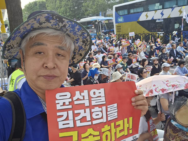 쉬려고 하였으나 집회장을 지키는 촛불동지들, 자원봉사자들을 생각하니 참석을 포기하기 어려웠다. [사진 - 통일뉴스 하태한 통신원]