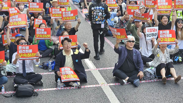 촛불행동 김민웅 상임대표와 구본기 공동대표, 가수 백자 등이 앞자리를 지켰다. [사진 - 통일뉴스 하태한 통신원]