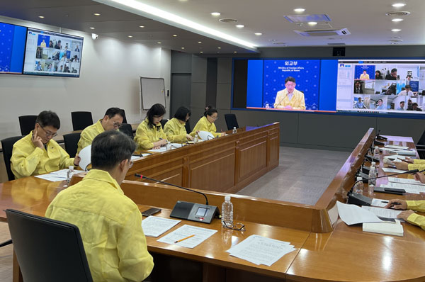 외교부는 미국 로스앤젤레스(LA) 지역에서 촉발되어 여타 미국 주요 대도시로 확산되고 있는 이민자 단속 반대 시위와 관련 13일 윤주석 영사안전국장 주재로 합동 상황점검회의를 화상으로 개최했다. [사진 제공 - 외교부]