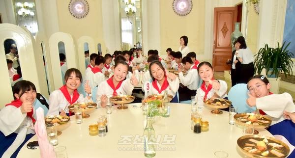 옥류관에서 평양냉면을 맛보다.  [사진-조선신보 갈무리]