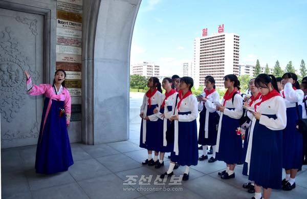주체사상탑 참관. [사진-조선신보 갈무리]