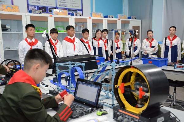 만경대혁명학원 방문 1. [사진-조선신보 갈무리]