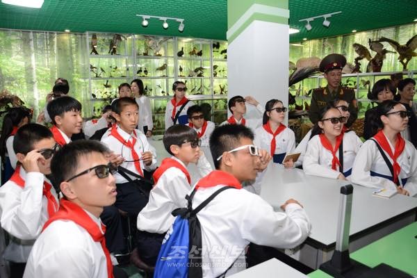 만경대혁명학원 방문 2. [사진-조선신보 갈무리]