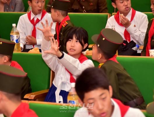 만경대혁명학원 원아들과의 상봉 2. [사진-조선신보 갈무리]