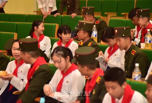 만경대혁명학원 원아들과의 상봉 3. [사진-조선신보 갈무리]
