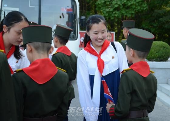 만경대혁명학원 원아들과의 이별. [사진-조선신보 갈무리]