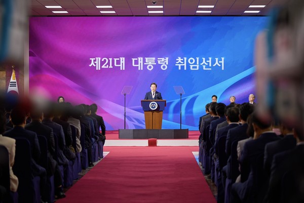 이재명 대통령은 15일, 6.15 남북공동선언 25주년을 맞아 "대화와 협력을 재개하겠다"며 대북 메시지를 전했다. 사진은 6월 4일 이 대통령의 취임선서 장면. 이 대통령은 이날 “북한과의 소통 창구를 열고 대화 협력을 통해 한반도 평화를 구축하겠다”고 밝혔다. [사진-이재명 페이스북 갈무리]