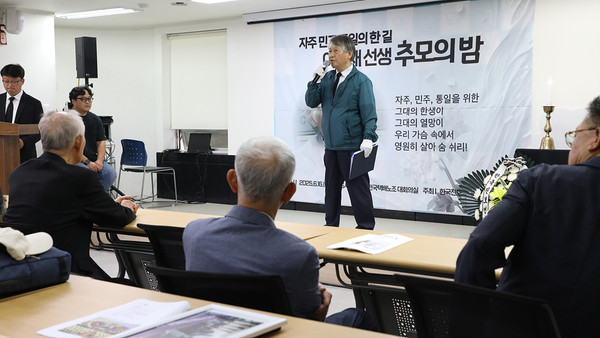 고인의 약력 보고를 하고 있는 한찬욱 사월혁명회 사무국장. [사진-통일뉴스 김래곤 통신원]
