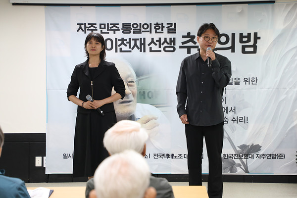 추모노래 ‘심장에 남는 사람’을 열창하고 있는  노래극단 희망새. [사진-통일뉴스 김래곤 통신원]