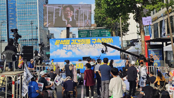 사회자 김지선 촛불행동 공동대표가 사전행사로 참석자들과 인터뷰를 진행했다. [사진 - 통일뉴스 하태한 통신원]