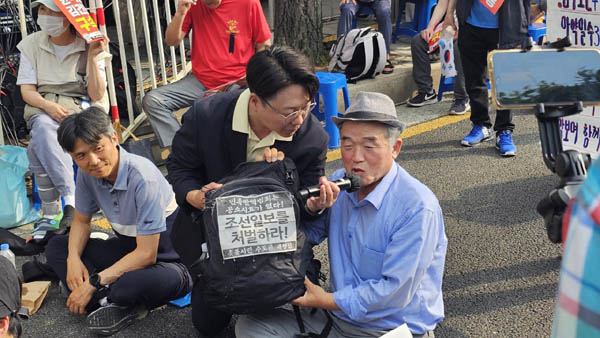사회자 김지선 촛불행동 공동대표가 사전행사로 참석자들과 인터뷰를 진행했다. [사진 - 통일뉴스 하태한 통신원]