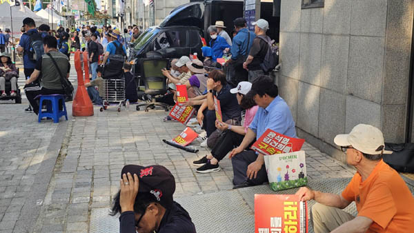 무더위에 햇빛을 피해 그늘을 찿는 이들도 많았다. [사진 - 통일뉴스 하태한 통신원]