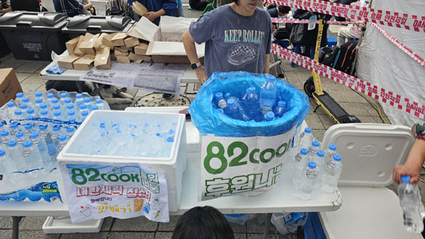 집회장에는 충주촛불이 제공한 아이스크림을 비롯해 얼음 생수와 꽈배기 등 다양한 나눔이 펼쳐졌다. [사진 - 통일뉴스 하태한 통신원]